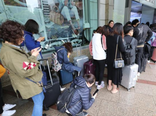 途牛,同程等旅行社率先宣布暂停赴韩游业务,并陆续下架韩国旅游产品